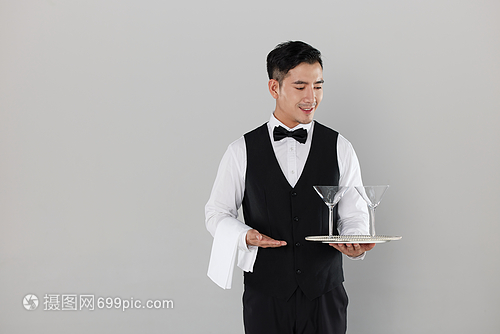 托著高腳杯的酒店服務生 餐飲配送服務的藝術與細節(jié)